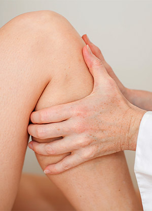 Osteopathic treatment of a knee injury. 